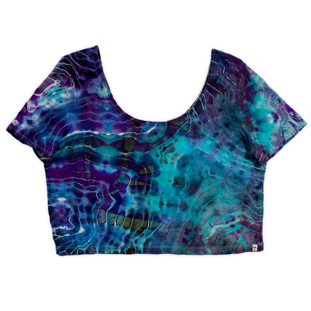 An artistic ice-dye design dominates this cropped t-shirt, with a fusion of amethyst, sapphire, and seafoam green colors, complete with a casual scoop neck.
