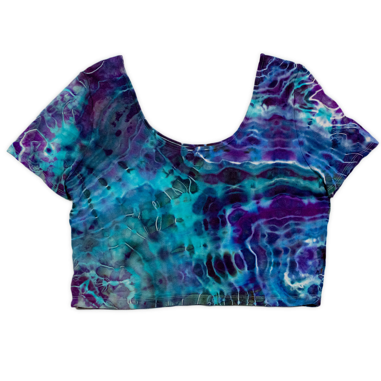 An artistic ice-dye design dominates this cropped t-shirt, with a fusion of amethyst, sapphire, and seafoam green colors, complete with a casual scoop neck.